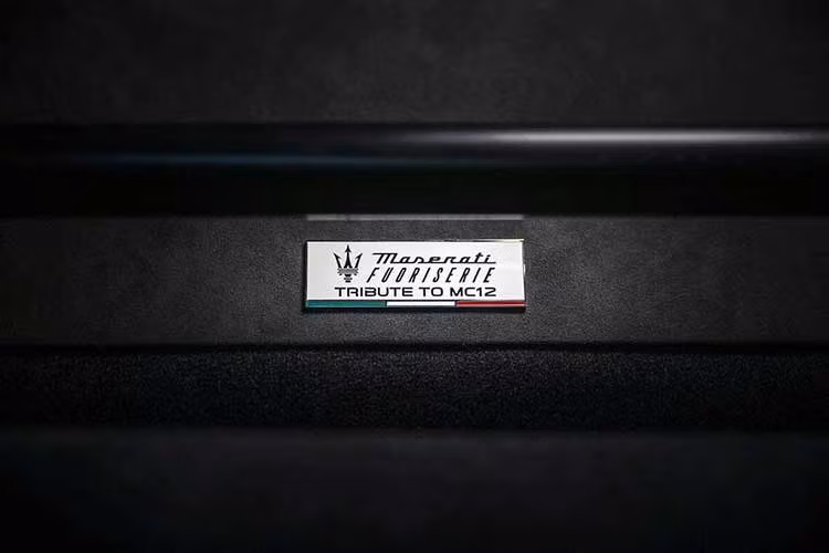 Đường chỉ khâu màu vàng xuất hiện trên vô lăng của chiếc siêu xe Maserati MC20 GT2 Stradale độc nhất vô nhị này, mặt táp-lô, bệ trung tâm và táp-pi cửa, kết hợp các chi tiết ốp sợi carbon cùng bảng tên "Tribute to MC12".