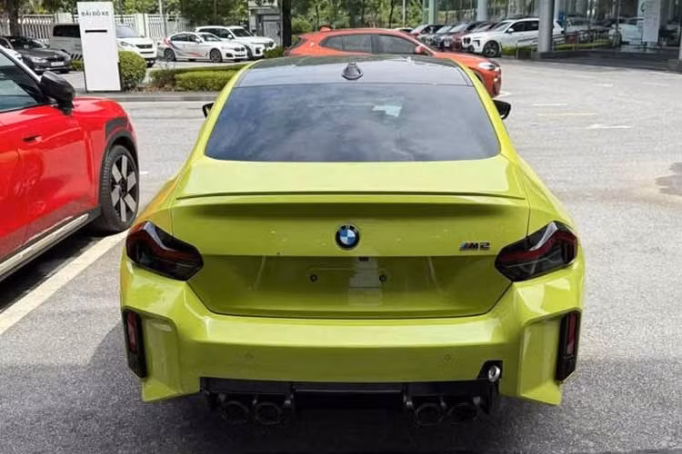 Với mức giá niêm yết từ 4,099 tỷ đồng, BMW M2 sẽ cạnh tranh cùng Porsche 718 Cayman, mẫu xe hiện có giá khởi điểm từ 4,050 tỷ đồng tại Việt Nam. Đây đều là mức giá chưa bao gồm các tùy chọn cá nhân hóa cũng như các khoản thuế và chi phí lăn bánh...