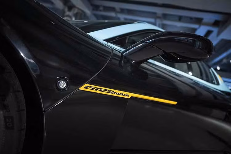 Phong cách phối màu này từng xuất hiện trên Maserati MC20 Leggenda vào năm 2024. Những người yêu thích Maserati cũng có thể nhận ra cách phối màu tương tự từng được sử dụng trên mẫu xe dành riêng cho đường đua MCXtrema từng ra mắt tại sự kiện Maserati International Rally 2025 tại Spa-Francorchamps.