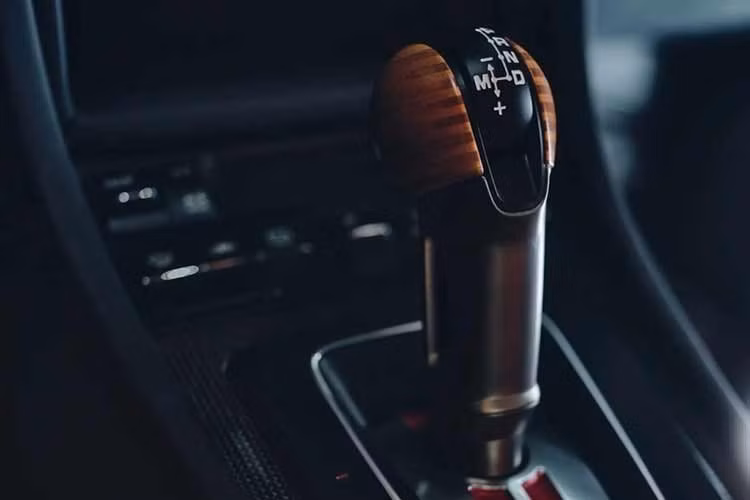 Tất cả các thành phần của hệ thống âm thanh cũng được tháo ra. Các vật liệu cách âm và thảm trải sàn trong nội thất cùng khoang hành lý phần lớn được lược bỏ. Nhiều bộ phận nay lộ diện lớp kim loại trần sơn màu Trắng Grand Prix, nét đặc trưng của xe đua. Các bề mặt được chọn lọc, như phần mở rộng của bệ tỳ tay, được bọc ốp sợi carbon.