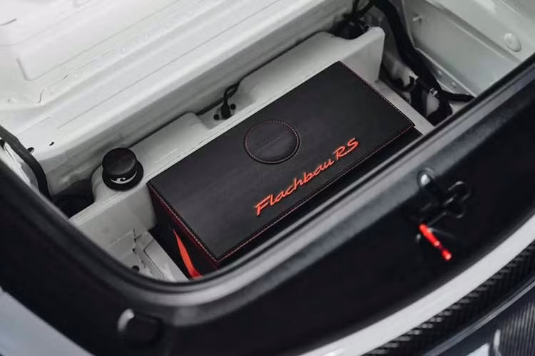 Dòng chữ ‘Flachbau RS’ được thêu trên tựa đầu của ghế đua dạng khung sợi carbon, phía sau là đường nét phác thảo cách điệu của đường đua Nürburgring Nordschleife.Ở phía ghế hành khách, bảng táp-lô được trang trí bằng một huy hiệu màu vàng có dòng chữ ‘Sonderwunsch’ cùng khắc chép dòng chữ ‘Werksunikat 2026 – Flachbau RS’ trên một tấm bảng nhỏ.