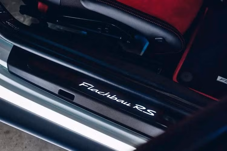 Trước khi hoán cải, da Alcantara màu đỏ, da đen và sợi carbon lộ thiên là những điểm đặc trưng của nội thất. Ở khu vực phía trước của cabin, kéo dài đến hết phần ghế ngồi, diện mạo được giữ nguyên. Trong khi đó, khu vực phía sau hàng ghế ngồi đã được lột bỏ triệt để giống như chiếc xe đua, nhằm theo đuổi mục tiêu giảm trọng lượng.