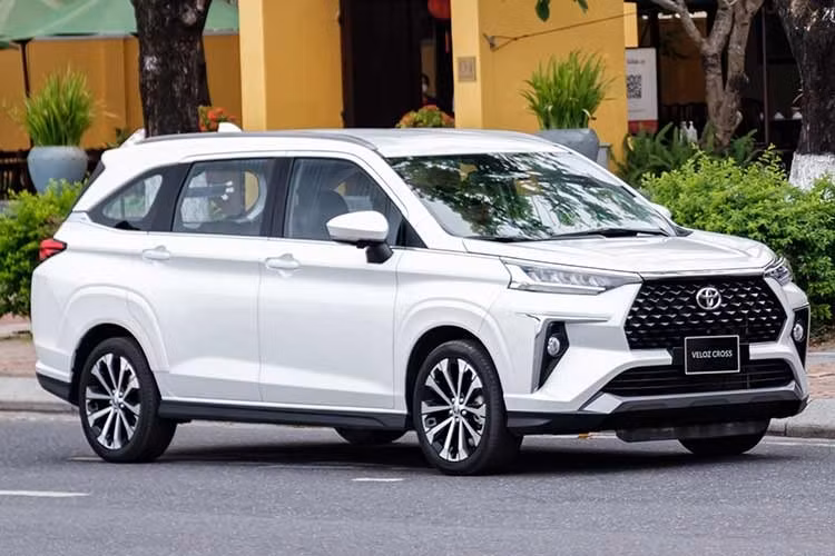 1. Toyota Veloz Cross: 1.503 xe ﻿Toyota Veloz Cross lần đầu tiên trong năm 2026 vươn lên dẫn đầu bảng xếp hạng 10 ô tô chạy xăng, dầu bán chạy nhất Việt Nam. Trong tháng 4/2026, mẫu MPV này đạt 1.503 xe bán ra, tăng 784 xe so với tháng trước. Thành tích trên giúp Veloz Cross vượt qua Yaris Cross và Mazda CX-5 để trở thành mẫu xe động cơ đốt trong có doanh số tốt nhất tháng.
