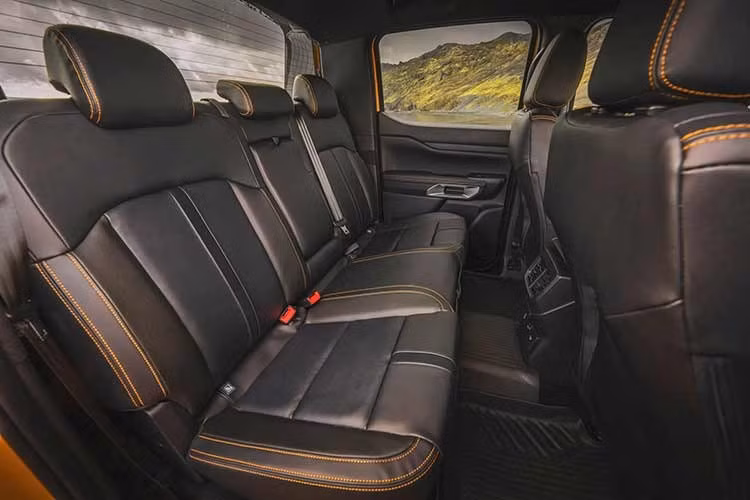 Về thiết kế, Ranger PHEV 2026 được tinh chỉnh nhẹ tương tự các phiên bản diesel 2026.5 với nhiều chi tiết ngoại thất chuyển sang tông đen cùng logo Ford kiểu mới.