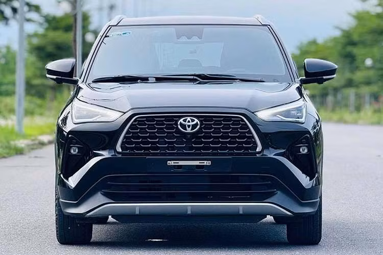 2. Toyota Yaris Cross: 1.344 xe ﻿Mẫu xe oyota Yaris Cross tụt xuống vị trí thứ 2 khi bán được 1.344 xe trong tháng 4/2026, giảm 1.034 xe so với tháng liền trước. Dù doanh số suy giảm, mẫu SUV đô thị này vẫn duy trì sức hút nhờ thiết kế trẻ trung, hiện đại cùng tùy chọn hybrid tiết kiệm nhiên liệu. Tại Việt Nam, Yaris Cross hiện có 2 phiên bản, giá bán dao động từ 650 - 728 triệu đồng.