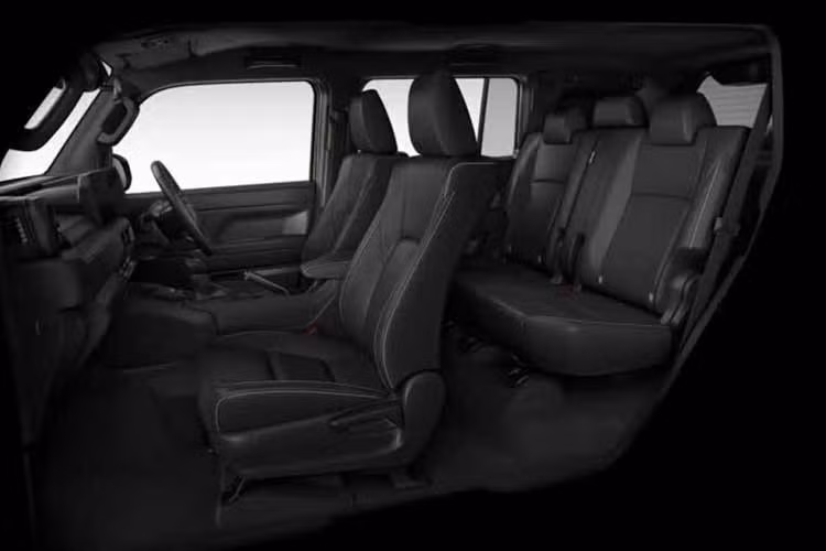 Về vận hành, Toyota Land Cruiser FJ sử dụng động cơ xăng 2.7L mã 2TR-FE, 4 xy-lanh thẳng hàng, cho công suất tối đa 166 mã lực và mô-men xoắn cực đại 245 Nm. Xe đi kèm hộp số tự động 6 cấp, hệ dẫn động 4 bánh bán thời gian Part-Time 4WD cùng khóa vi sai cầu sau Rear Diff-Lock nhằm tăng khả năng off-road.