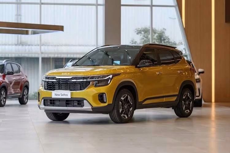 9. Kia Seltos: 742 xe ﻿Kia Seltos ghi nhận doanh số tháng 4 gần như đi ngang so với tháng trước. Mẫu SUV đô thị này bán được 742 xe, chỉ kém tháng 3 đúng 1 chiếc. Kết quả này giúp Seltos lần đầu góp mặt trong nhóm ôtô dùng động cơ xăng, dầu bán chạy nhất tháng tại Việt Nam.