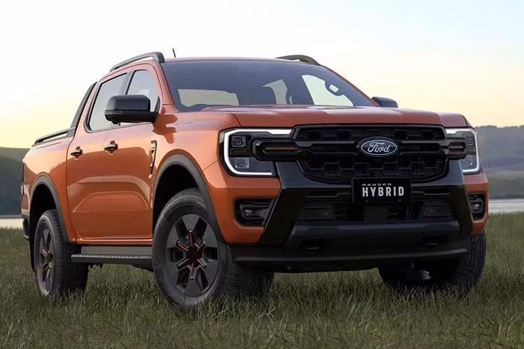 Bộ pin lithium-ion dung lượng 11,8 kWh cho phép mẫu xe bán tải Ford Ranger PHEV 2026 mới có thể di chuyển tối đa khoảng 49 km ở chế độ thuần điện, theo chuẩn NEDC.