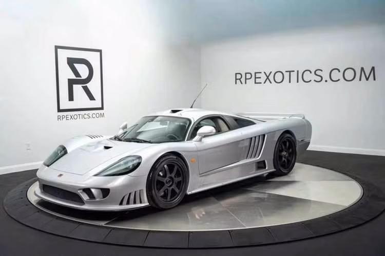 Saleen S7 đời 2005 của Paul Walker sở hữu ngoại thất màu bạc nguyên bản, đã vận hành quãng đường 2.100 km. Đây là biểu tượng tốc độ hàng đầu thế giới đầu những năm 2000, do Steve Saleen cùng các kỹ sư hàng đầu thiết kế với mục tiêu đánh bại các đối thủ châu Âu trên đường đua.