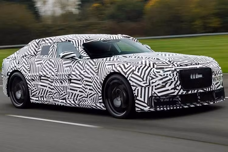 Với tên gọi Jaguar Type 01, mẫu xe này không chỉ kế thừa di sản của những dòng xe "Type" huyền thoại như D-Type, E-Type hay F-Type, mà còn mang trọng trách mở ra một chương mới cho hãng xe có biểu trưng hình con báo. Sự xuất hiện của Type 01 được kỳ vọng sẽ tạo ra một cú hích lớn, dù tên gọi và thiết kế của nó vẫn đang gây ra nhiều luồng ý kiến trái chiều trong giới mê xe.