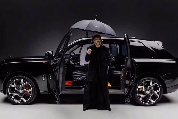 Tâm điểm của khoang nội thất chính là trần sao Starlight Headliner - chi tiết mang tính biểu tượng của Rolls-Royce nay được nâng tầm thành một bức họa về thiên văn học. Lấy cảm hứng từ vật lý lượng tử, Kongo đã đưa các phương trình, công thức và các hành tinh tưởng tượng lên trần xe.