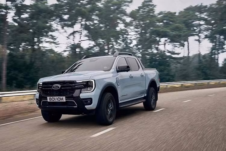 Mức giá mới giúp Ranger PHEV trở nên dễ tiếp cận hơn và cạnh tranh trực tiếp với nhiều đối thủ bán tải hybrid tại Australia. Dù có giá mềm hơn, Ranger PHEV 2026 vẫn được nâng cấp một số trang bị tiêu chuẩn như bảng đồng hồ kỹ thuật số 12,4 inch trên toàn bộ dải sản phẩm.