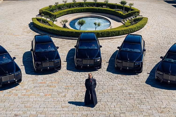 Dự án này được điều phối bởi mạng lưới Private Office của Rolls-Royce tại New York, Seoul và Goodwood - những "trung tâm sáng tạo" dành riêng cho giới siêu giàu. Cả 5 chiếc Black Badge Cullinan by Cyril Kongo đều đã có chủ nhân, khẳng định sức hút mãnh liệt của xu hướng cá nhân hóa tối thượng, nơi chiếc xe không chỉ là phương tiện mà còn là di sản nghệ thuật của chủ sở hữu.