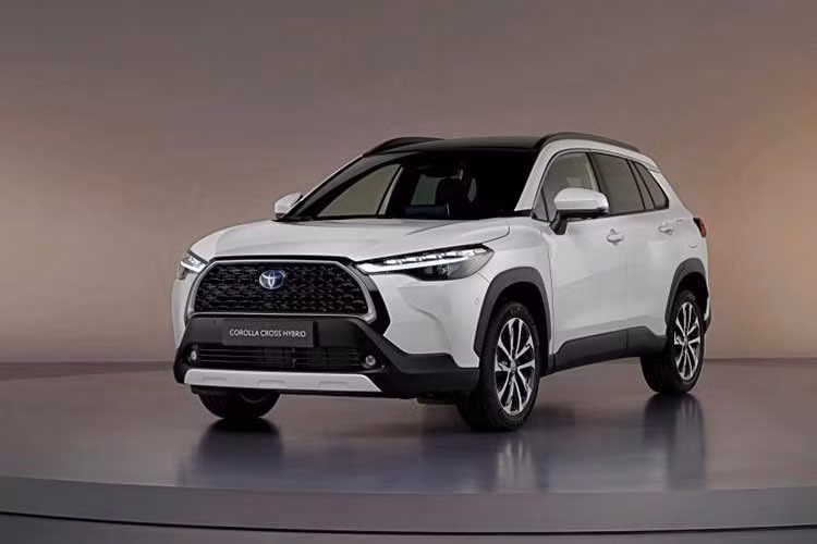 Theo truyền thông Ấn Độ, Toyota Kirloskar Motor (TKM) đang triển khai kế hoạch đưa Toyota Corolla Cross thế hệ mới về thị trường Ấn Độ. Đáng chú ý, phiên bản dành cho thị trường này nhiều khả năng sẽ sở hữu cấu hình 3 hàng ghế thay vì chỉ 5 chỗ như mẫu xe toàn cầu hiện nay.