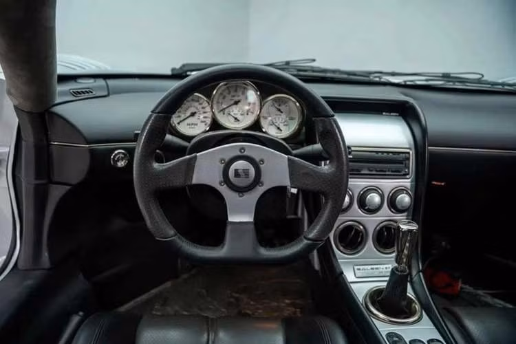 Lực hãm của chiếc siêu xe Saleen S7 đời 2005 đến từ bộ kẹp phanh 6 piston ở phía trước và 4 piston phía sau, kết hợp đĩa phanh thông gió kích thước lớn giúp tản nhiệt nhanh chóng.
