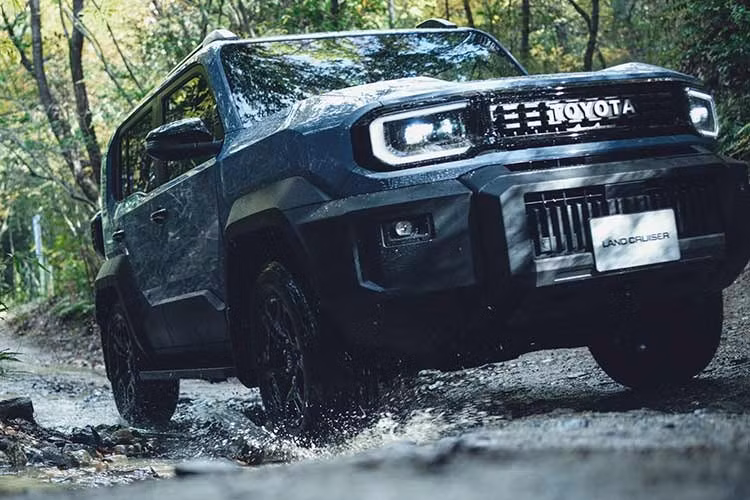 So với các mẫu xe cùng nhà như Corolla Cross, mẫu xe SUV địa hình cỡ nhỏ này (cao hơn 340 mm) và Fortuner (cao hơn 125 mm). Nhìn thực tế, Land Cruiser FJ cho cảm giác hầm hố và to lớn hơn so với ảnh chụp. Ngoại thất xe mang phong cách hình khối vuông vức.