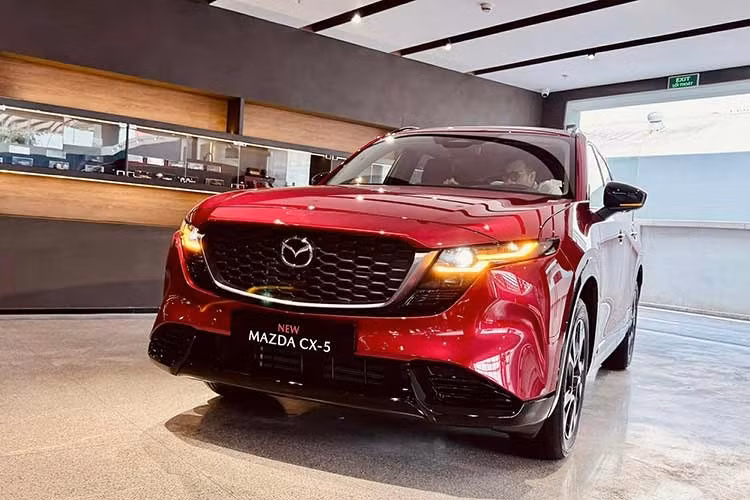 5. Mazda CX-5: 1.177 xe ﻿Mazda CX-5 đứng ở vị trí thứ 5 với doanh số 1.177 xe trong tháng 4/2026, thấp hơn tháng liền trước 354 chiếc. Mẫu SUV cỡ C này vẫn là lựa chọn đáng chú ý nhờ thiết kế bắt mắt, phong cách hiện đại cùng hệ thống trang bị tương đối đầy đủ. Hiện các phiên bản Mazda CX-5 đều do THACO AUTO lắp ráp và phân phối trong nước, giá bán khoảng 749 - 979 triệu đồng.