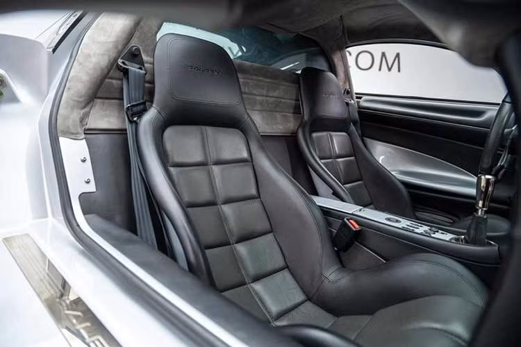 Dù tập trung cho hiệu suất, siêu xe Saleen S7 vẫn tích hợp tiện ích cần thiết như điều hòa nhiệt độ, cửa sổ chỉnh điện, camera lùi và vô lăng bọc da có thể tháo rời để thuận tiện cho người lái.