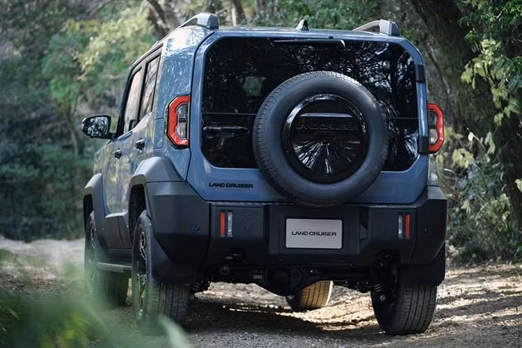 Land Cruiser FJ có cấu hình 5 chỗ ngồi với các thông số kích thước lần lượt là 4.575 mm chiều dài, 1.855 mm chiều rộng và 1.960 mm chiều cao. Trục cơ sở của xe đạt mức 2.580 mm. Điểm đáng chú ý nằm ở tỷ lệ thiết kế khi trục cơ sở ngắn hơn một số dòng SUV đô thị hiện nay, nhưng chiều cao lại vượt trội hơn.