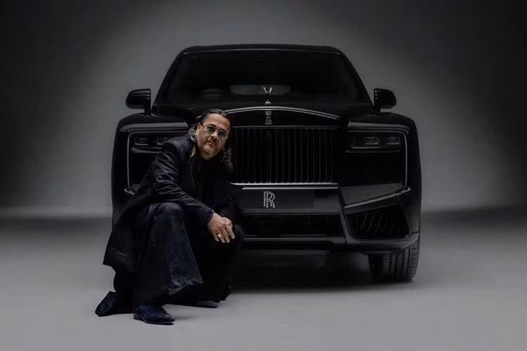 Rolls-Royce Motor Cars chính thức trình làng bộ sưu tập "Black Badge Cullinan by Cyril Kongo" gồm 5 chiếc xe độc bản (Private Commissions). Đây không chỉ là những cỗ máy vận hành, mà là năm tác phẩm nghệ thuật di động được chính tay nghệ sĩ graffiti gốc Việt danh tiếng thế giới Cyril Kongo trực tiếp chắp bút.