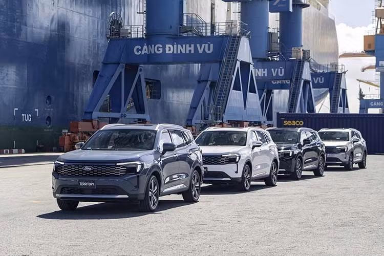 6. Ford Territory: 934 xe﻿ Ford Territory sau khi được nâng cấp đang cho thấy nỗ lực trở lại đường đua doanh số. Những điều chỉnh ở ngoại hình cùng việc bổ sung thêm công nghệ giúp mẫu crossover 5 chỗ này được chú ý hơn, nhưng diễn biến chung của thị trường trong tháng 4/2026 lại không thật sự thuận lợi. K﻿ết thúc tháng 4, Territory đạt 934 xe bán ra, thấp hơn tháng 3 đúng 202 xe.