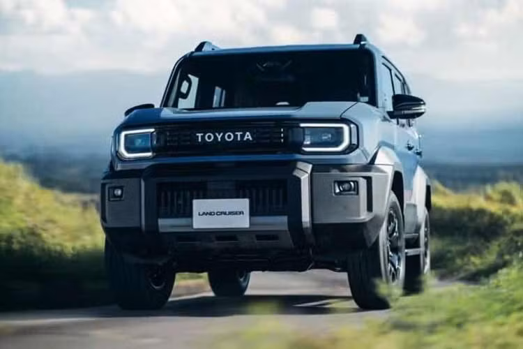 Toyota vừa chính thức mở bán Land Cruiser FJ 2026 tại Nhật Bản sau khi mẫu SUV địa hình này ra mắt toàn cầu tại Thái Lan. Đáng chú ý, Land Cruiser FJ được sản xuất tại nhà máy Toyota Ban Pho ở tỉnh Chachoengsao (Thái Lan) – cơ sở sản xuất đầu tiên của dòng xe này trên toàn cầu.