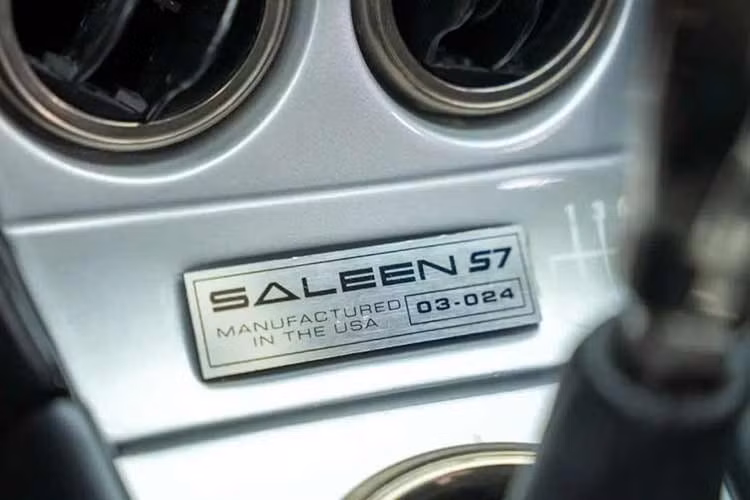 Về thông số kỹ thuật, Saleen S7 trang bị khối động cơ V8 dung tích 7.0 lít hút khí tự nhiên, phát triển dựa trên cấu trúc động cơ Windsor của Ford nhưng tùy biến sâu. Động cơ đặt giữa khung gầm, sản sinh công suất tối đa 550 mã lực và mô-men xoắn cực đại đạt 712 Nm.