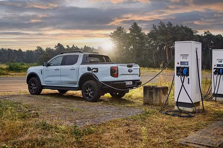 Hệ truyền động plug-in hybrid vẫn giữ nguyên với động cơ xăng tăng áp 2.3L kết hợp mô-tơ điện, cho tổng công suất 278 mã lực và mô-men xoắn cực đại 697 Nm.