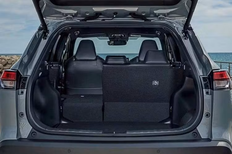 Về vận hành, mẫu xe SUV Toyota Corolla Cross bản 7 chỗ nhiều khả năng vẫn sử dụng động cơ xăng 1.8L hút khí tự nhiên kết hợp tùy chọn hybrid nhằm tối ưu chi phí và khả năng tiết kiệm nhiên liệu.