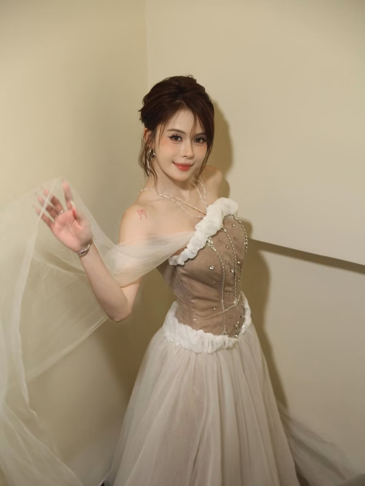 Riêng Hà Môi, đây không phải là lần đầu tiên cô nàng nhận về ý kiến trái chiều khi đi catwalk. Tuy nhiên nữ TikToker không có bất cứ phản hồi nào mà vẫn lên sàn diễn như bình thường, thậm chí xuất hiện tại các tuần lễ thời trang.