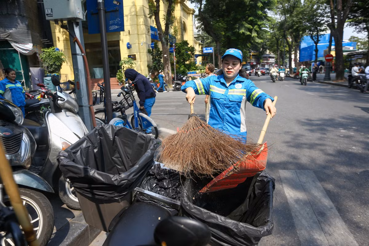 Khi đầy tải, rác được vận chuyển đến điểm tập kết trung chuyển để chuyển sang xe ép rác chuyên dụng hoặc hệ thống nén rác Compactor.