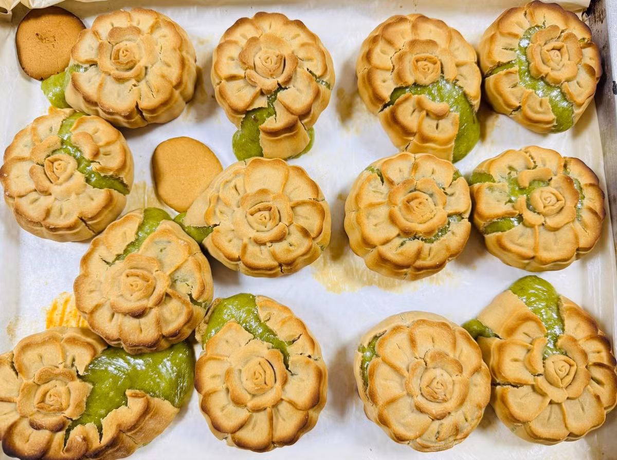 Bánh nướng nhân cốm xào... chảy.