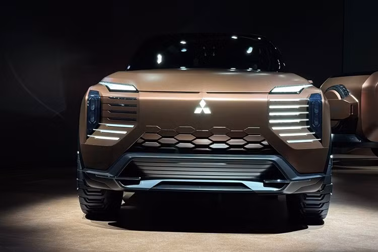 Ngoại hình cứng cáp, mạnh mẽ cùng các chi tiết tạo hình góc cạnh giúp Mitsubishi Elevance Concept điện dễ dàng thích ứng từ đô thị hiện đại đến địa hình phức tạp.