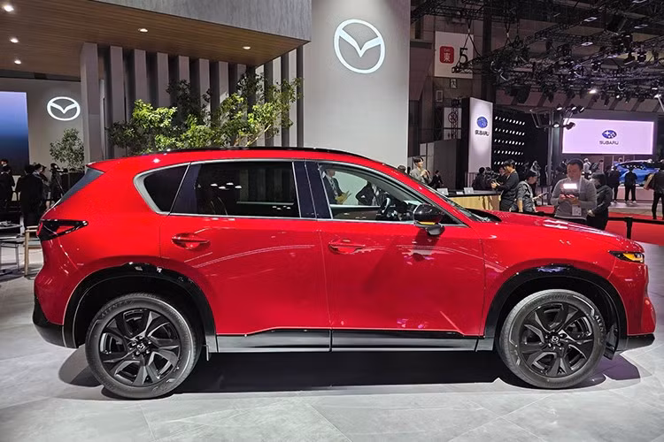 So với thế hệ trước, Mazda CX-5 2026 mang dáng vẻ thanh thoát và hiện đại hơn, phản ánh hướng thiết kế “Kodo - Linh hồn của chuyển động” được tinh chỉnh theo xu hướng sang trọng. Thân xe được kéo dài, tỷ lệ cân đối hơn, tạo cảm giác gần với các mẫu SUV cao cấp châu Âu.