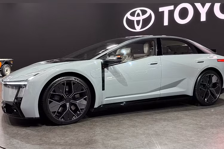 Toyota Corolla Concept thuộc chiến dịch mới có tên “To You, Toyota”, được thai nghén bởi Trung tâm thiết kế châu Âu của hãng tại Nice, Pháp (ED²). Mẫu sedan này là bước khởi đầu cho chương tiếp theo của Corolla - một trong những mẫu xe lâu đời và bán chạy nhất của thương hiệu Toyota - với thiết kế sắc nét và nhiều tùy chọn động cơ.
