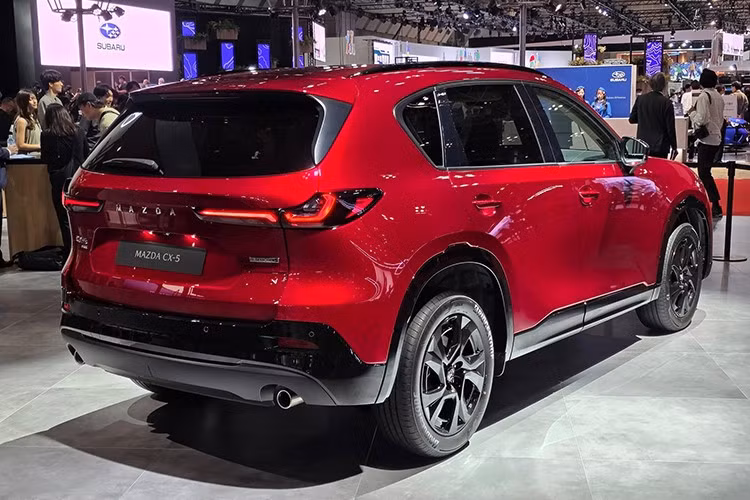 Theo thông tin từ nhà sản xuất, CX-5 2026 có kích thước tổng thể dài 4.690 mm, rộng 1.860 mm, cao 1.695 mm và chiều dài cơ sở đạt 2.850 mm. Kích thước này được gia tăng đáng kể so với đời trước.