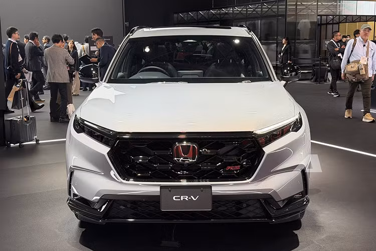 Đáng chú ý, lần đầu tiên hệ dẫn động 4 bánh toàn thời gian (AWD) được trang bị cho phiên bản CR-V e:HEV. Tuy nhiên, nếu cấu hình này được đưa về Việt Nam, giá bán của xe dự kiến sẽ tăng đáng kể so với mặt bằng chung trong phân khúc.
