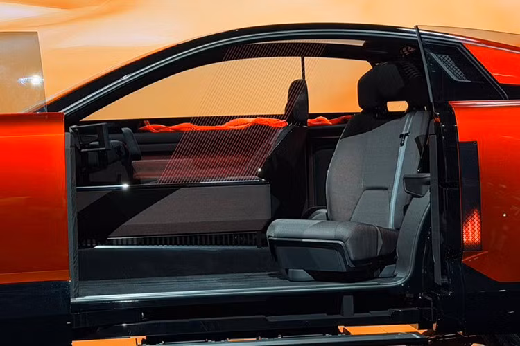 Ghế hành khách phía sau của Toyota Century One of One được bố trí lùi về sau ghế lái và có thể xoay, hỗ trợ ra vào dễ dàng, đồng thời được ngăn cách bằng rèm tạo không gian riêng tư. Thiết kế này vừa phục vụ trải nghiệm cao cấp, vừa tôn vinh tính cá nhân hóa – yếu tố quan trọng trong phân khúc siêu sang.