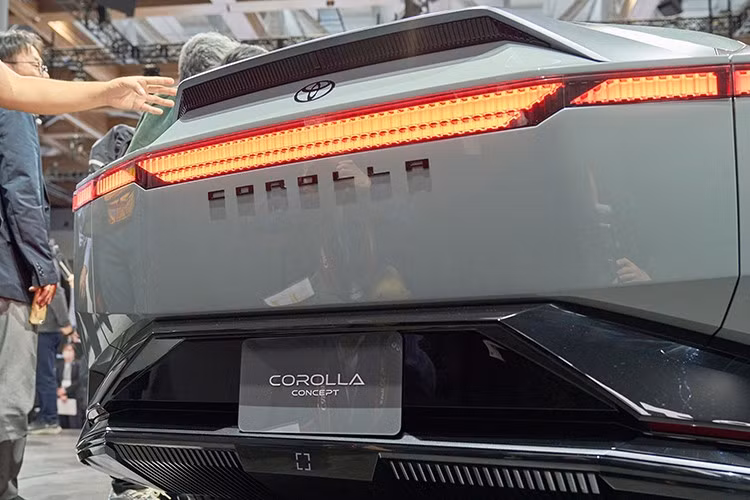 Thay vào đó, Toyota Corolla Concept mang trên mình những đường nét hiện đại, gọn gàng và tỷ lệ thân xe giống một mẫu ô tô điện. Xe gợi mở hướng thiết kế mới cho dòng xe Corolla quen thuộc, tương tự như cách Toyota đã làm với Prius thế hệ mới nhất.