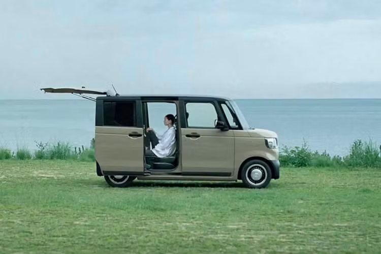 Cụ thể, Honda N-Van 2026 có thêm những trang bị tiêu chuẩn mới ở mọi phiên bản như vô lăng 2 chấu thay vì 3 chấu, tích hợp các phím chức năng như chỉnh âm lượng, đàm thoại và ra lệnh bằng giọng nói.