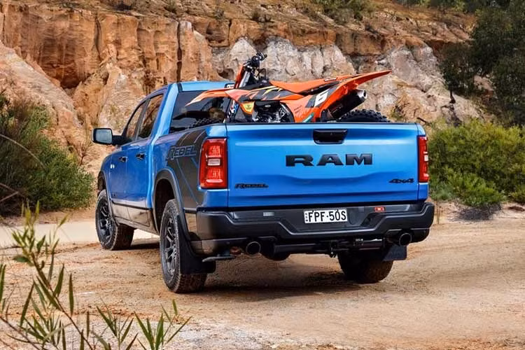 Ram Rebel X 2026 được nâng hệ thống treo thêm 2,54cm và trang bị giảm xóc Bilstein monotube ở cả hai trục. Xe sử dụng mâm 18 inch bọc lốp địa hình 33 inch và được trang bị bộ vi sai khóa điện tử cùng tấm chắn gầm xe.