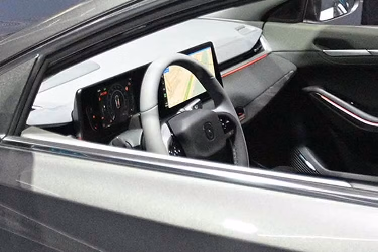 Mẫu xe xuất hiện trong hình ảnh úp mở này giống một trong những mẫu SUV đã được giới thiệu vào năm 2024, nhưng có một số thay đổi nhỏ về ngoại hình. Bản phác thảo cho thấy xe sở hữu kiểu dáng SUV truyền thống khi nhìn từ bên sườn.
