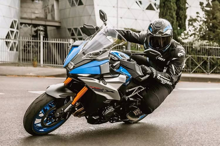 Mức giá xe Suzuki GSX-S1000GX 2025 bán ra tại Nhật Bản (đã bao gồm thuế) là 2.057.000 yên (tương đương khoảng 371,5 triệu đồng). Hiện vẫn chưa có thông tin mẫu xe này có được đưa về Việt Nam hay không?