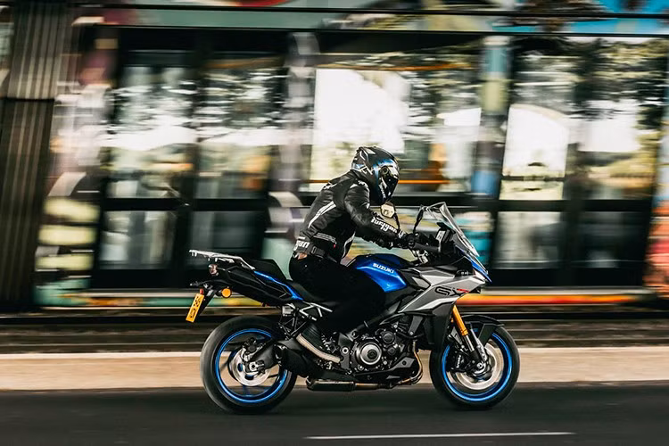 Mẫu xe môtô thể thao Suzuki GSX-S1000GX 2025 mới ra mắt sẽ có thêm màu mới là Candy Darling Red, bên cạnh hai màu cũ là Triton Blue Metallic và Glass Sparkle Black.