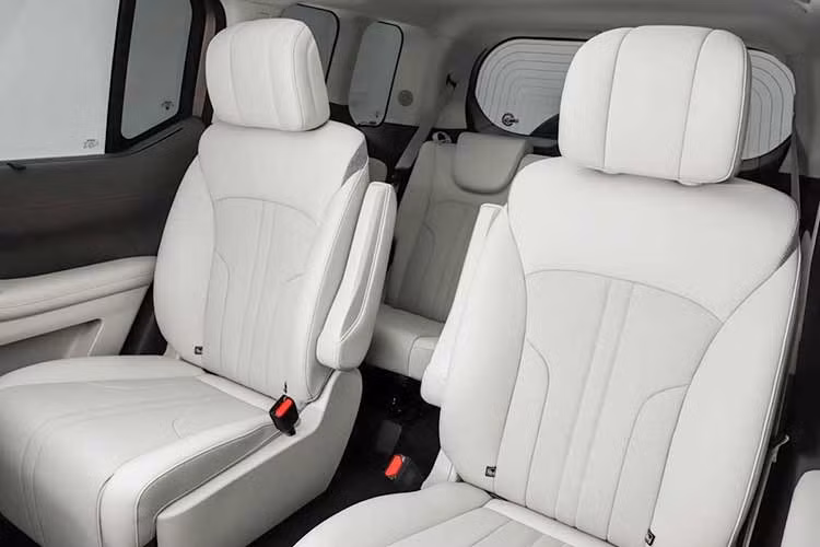 Các trang bị khác bao gồm tủ lạnh thông minh dung tích 7,7 lít, bàn gập cho hàng ghế thứ hai có khả năng chịu tải 10 kg, kính riêng tư và rèm che nắng cho hàng ghế sau. Dung tích khoang hành lý sẽ thay đổi theo từng cấu hình. Phiên bản 5 chỗ có dung tích tiêu chuẩn 815 lít và tăng lên 1.885 lít khi gập hàng ghế thứ hai. Hai con số tương ứng của phiên bản 6 chỗ là 316 lít và 1.056 lít.