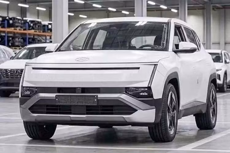Bên cạnh đó, các biến thể hybrid cũng gần như chắc chắn sẽ tiếp tục được nâng cấp nhằm đáp ứng xu hướng điện hóa và tăng khả năng cạnh tranh trước các đối thủ trong phân khúc. Theo dự kiến, Hyundai Tucson thế hệ thứ năm sẽ chính thức ra mắt vào cuối năm nay.