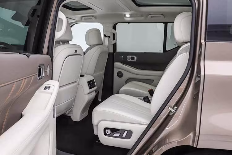 Bên trong khoang lái, Haval GWM H10 được trang bị màn hình cảm ứng trung tâm 15,6 inch, màn hình hiển thị thông tin trên kính lái SR-HUD có kích thước 29 inch với độ sáng tối đa 13.000 nit và màn hình giải trí 17,3 inch gắn trên trần xe cho hàng ghế sau, hỗ trợ dải màu rộng P3 cùng công nghệ tăng cường hình ảnh bằng trí thông minh nhân tạo AI.
