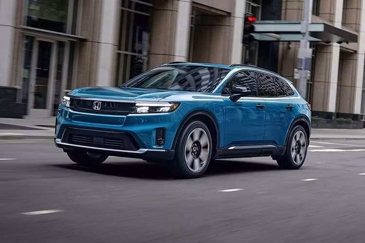 Honda từng đặt nhiều kỳ vọng vào xe điện và đã đầu tư hàng tỷ USD để phát triển. Trong khi các mẫu xe điện do hãng tự phát triển chưa sẵn sàng ra mắt, Honda đã hợp tác với tập đoàn General Motors (GM) để nhanh chóng đưa Prologue và Acura ZDX ra thị trường. Cả hai mẫu xe này đềudựa trên Chevrolet Blazer EV và Cadillac Lyriq với thiết kế được tinh chỉnh cho phù hợp với thương hiệu.