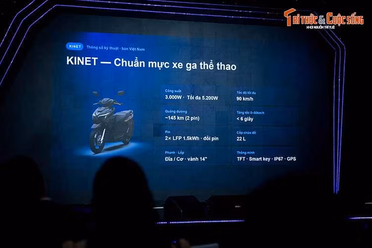 Động cơ cho Kinet khả năng tăng tốc từ 0 lên 50 km/h trong chưa đầy 6 giây và tốc độ tối đa 90 km/h - mức hiệu năng thuộc nhóm dẫn đầu phân khúc xe máy điện. Khi lắp hai pin LFP 1,5 kWh, Kinet có thể di chuyển quãng đường tối đa 145 km sau mỗi lần sạc đầy (điều kiện tiêu chuẩn).