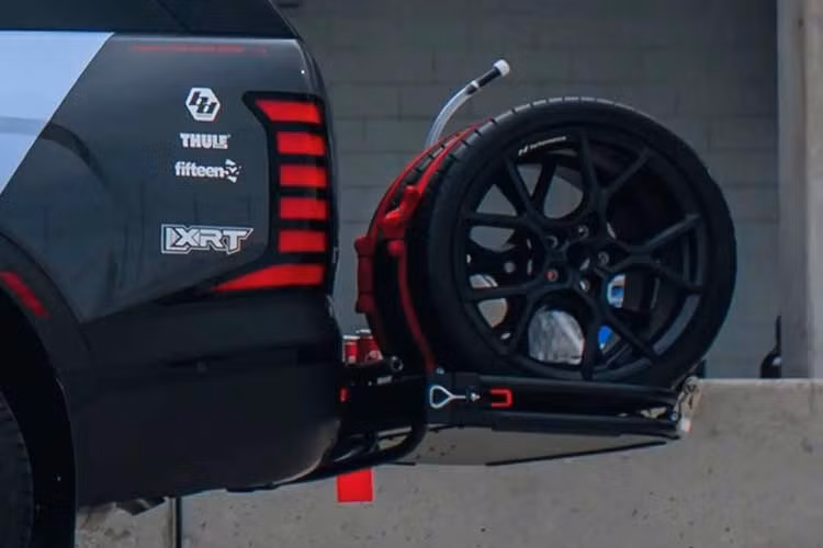 Một bánh xe khác với lốp Michelin Pilot Sport bám đường tốt được đặt trong khoang chở hàng, cùng với thảm WeatherTech, dầu nhớt chuyên dụng Motul dành cho xe đua, dây kéo cứu hộ cường độ cao, hộp đựng đồ bền bỉ và mũ bảo hiểm Bell đặt làm riêng thuộc về cựu tay đua IMSA Michelin Pilot Challenge, Mark Wilkins.